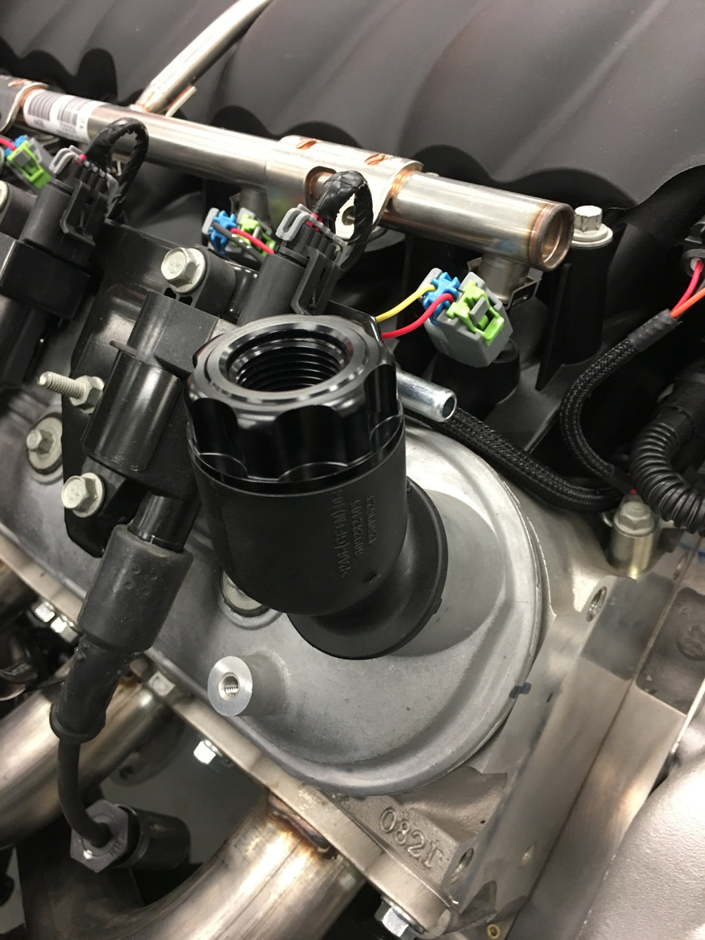 Oil Fill Cap w/ Baffle & -10 ORB Port - Fits Factory Valve Covers - GM LS Series, GM Gen-V LT, and 2011-2017 Ford Coyote Engines (Gen 1 and Gen 2).