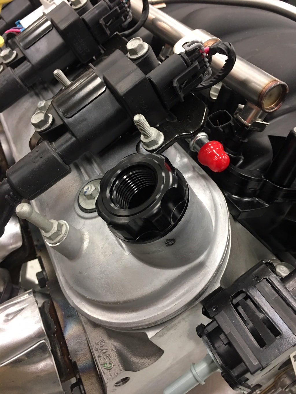 Oil Fill Cap w/ Baffle & -10 ORB Port - Fits Factory Valve Covers - GM LS Series, GM Gen-V LT, and 2011-2017 Ford Coyote Engines (Gen 1 and Gen 2).